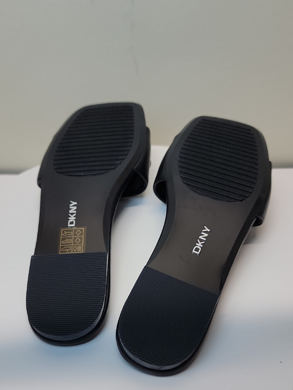 DKNY NEW IN BOX BLACK FLAT SLIDE SUMMER SANDALS W/SILVER CHAIN - Picture 10 of 10